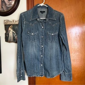 gap medium wash denim snap button down